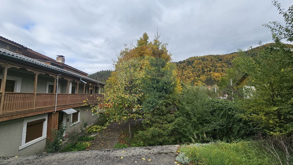 Casă solidă din cărămidă, mobilată, garaj, teren ge...