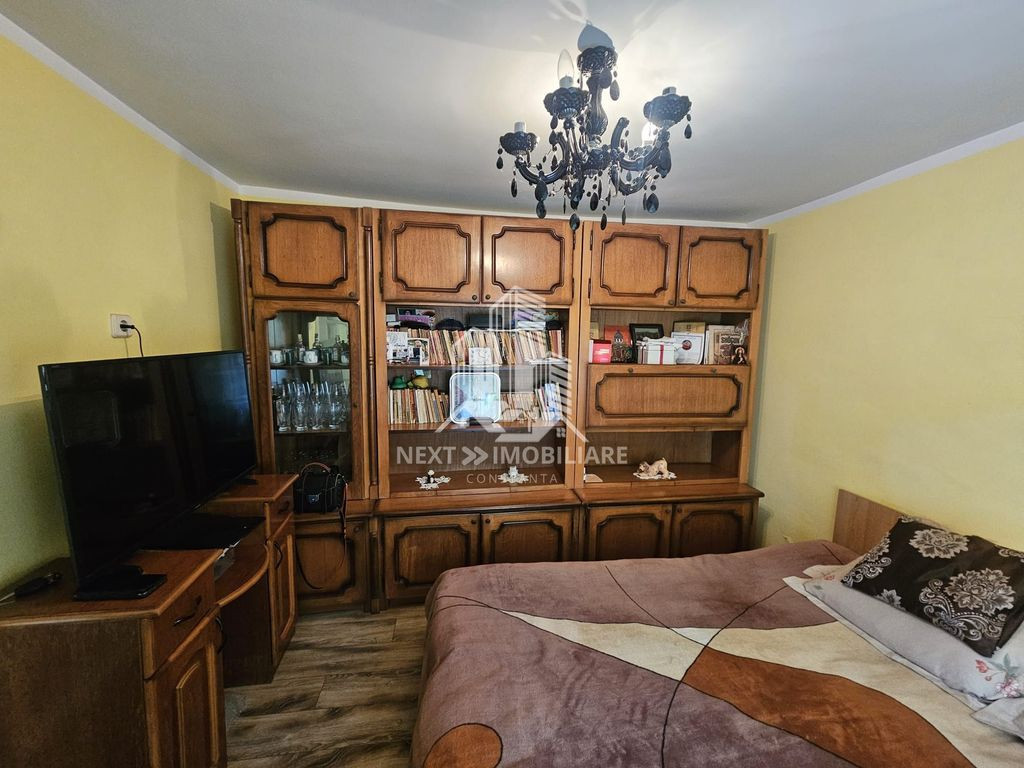 Casă 4 camere cu 2 intrări, garaj și teren 1751mp– C...