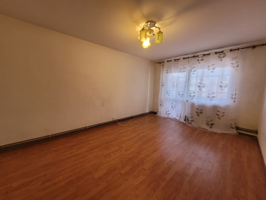 Apartament 3 camere decomandat, zona Liceului Pedagogic