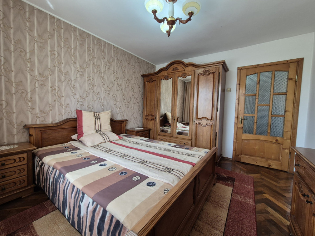 Apartament 3 camere, str. Nicolae Balcescu, zona centrala