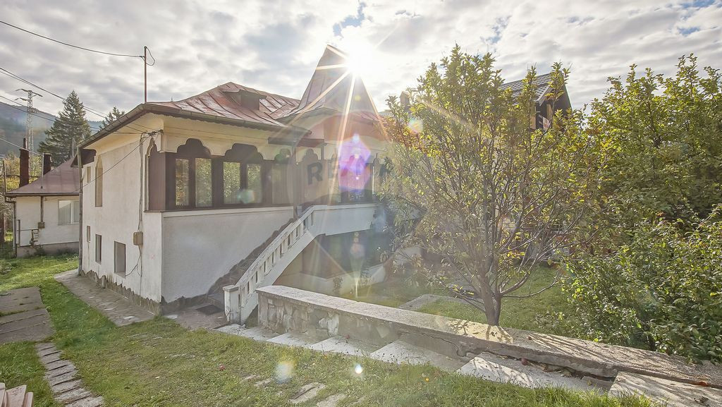 Vilă cu farmec istoric în Bușteni, pensiune sau locuin...