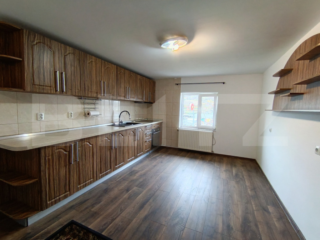 Apartament cu 3 camere și living, în suprafață 76 mp, zo