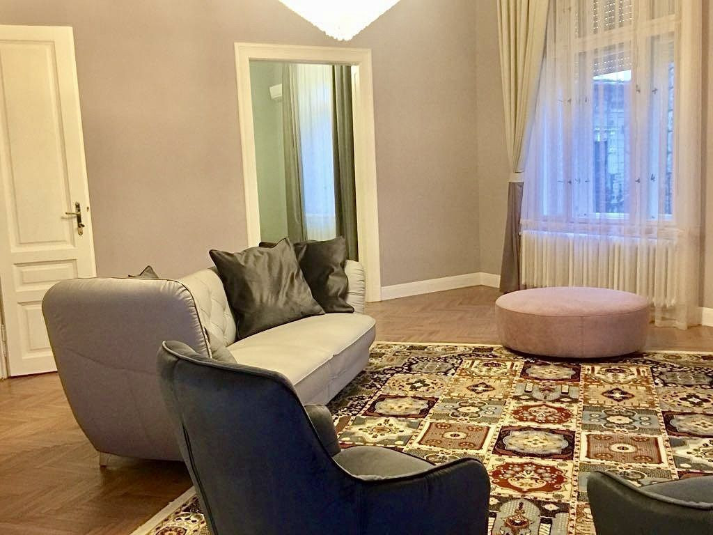 Apartament de 190 mp cu 3 camere de LUX pe Metianu Comisi...