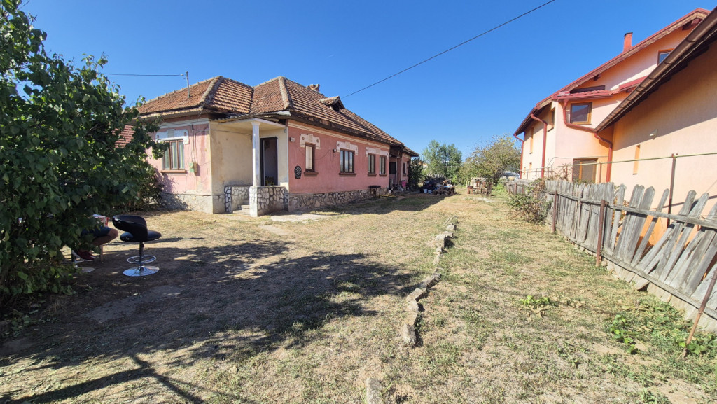 Teren generos și casă - str. Petrești - cartier Primăver