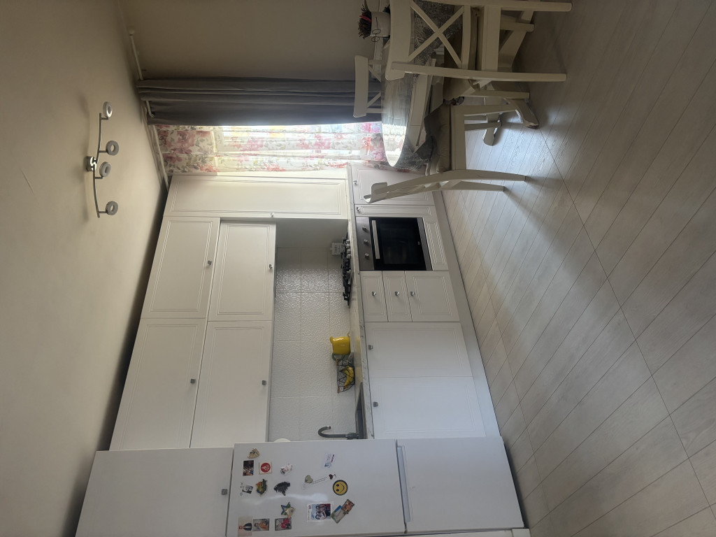 Apartament 3 camere, 2 dormitoare, parcare, strada Florilor