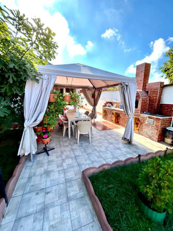 Casă cu garaj, zona Anda - Constanța