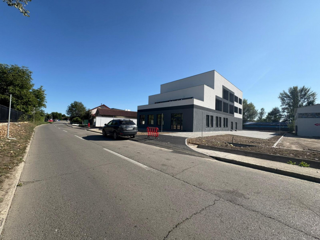 Clădire modernă P+2 cu parcare proprie - str. Tineretului