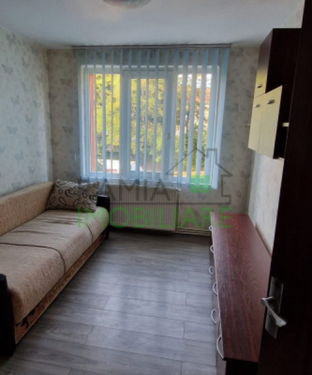 Apartament 4 camere de inchiriat zona Tractorul