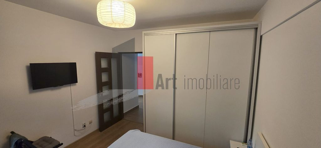 Vânzare apartament decomandat 3 camere cu 2 băi și cen...