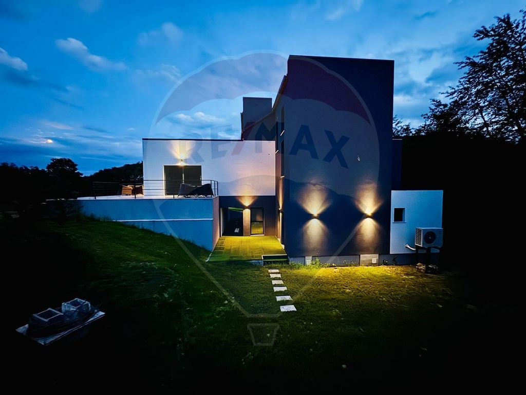 Casă Moderna De Vanzare