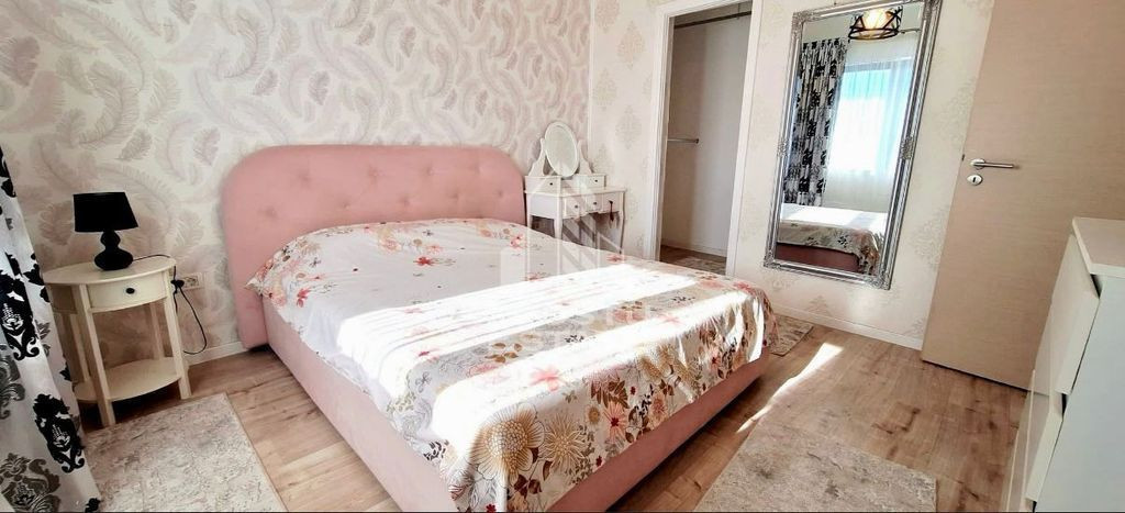Apartament cu 2 camere, decomandat, zona Giroc
