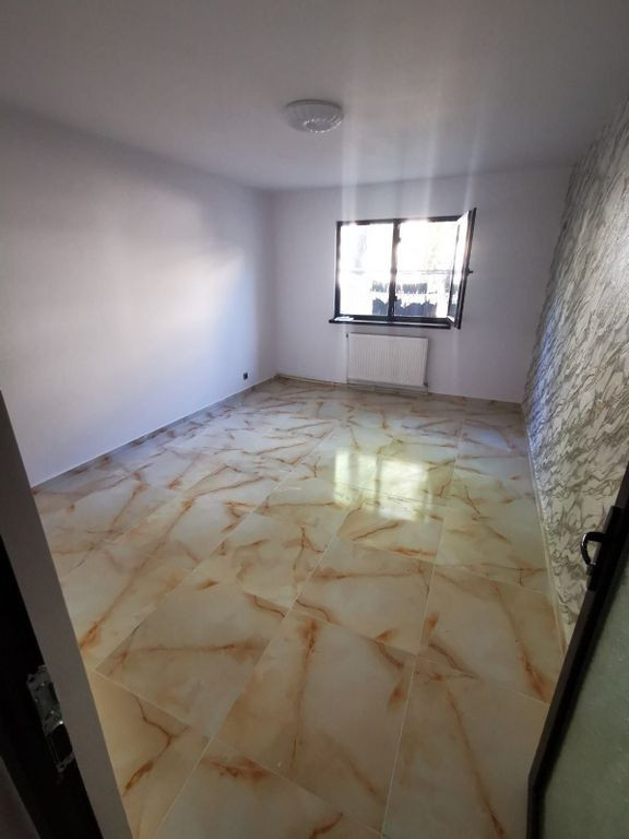 De vanzare apartament 2 camere – Zona Mall, parter, ren...