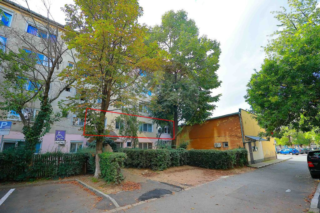 De vânzare apartament cu 3 camere, etajul 1, Strada Bors...