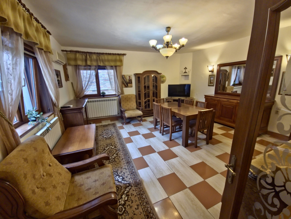 Casă individuală Km 5 – curte cu foișor, acces privat,