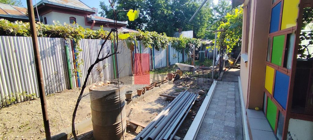 Casa de vanzare + teren in zona Jiului (Bucurestii Noi)