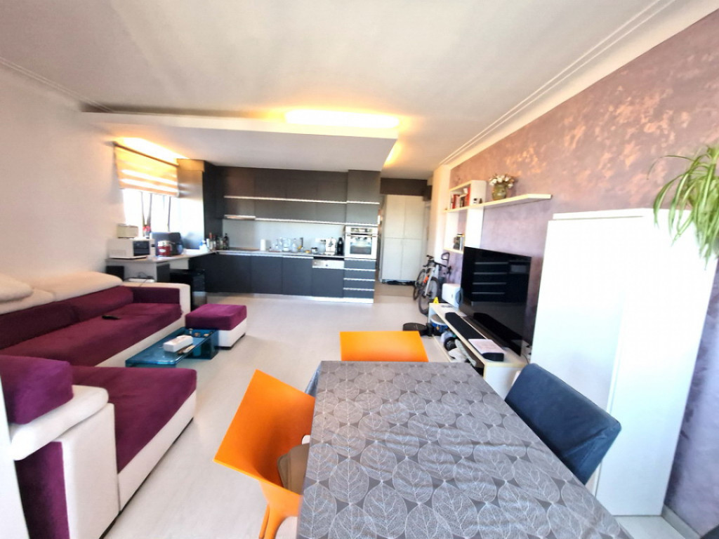 3 CAMERE DAMAROAIA- PETROM CITY