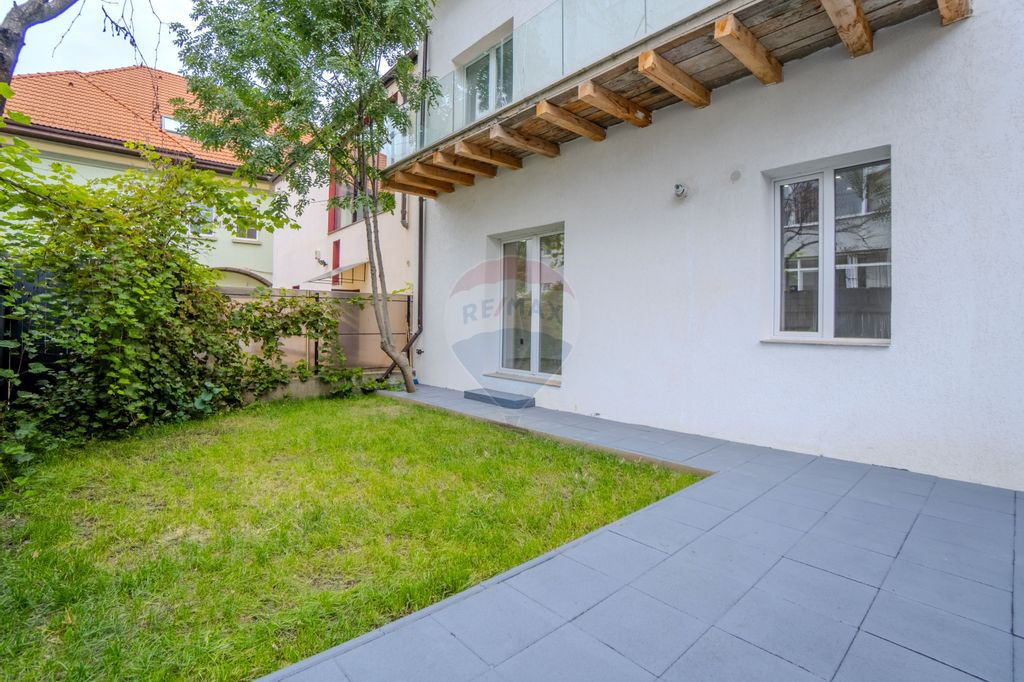 COMISION 0 | Birou modern si luminos la casa cu gradina p...