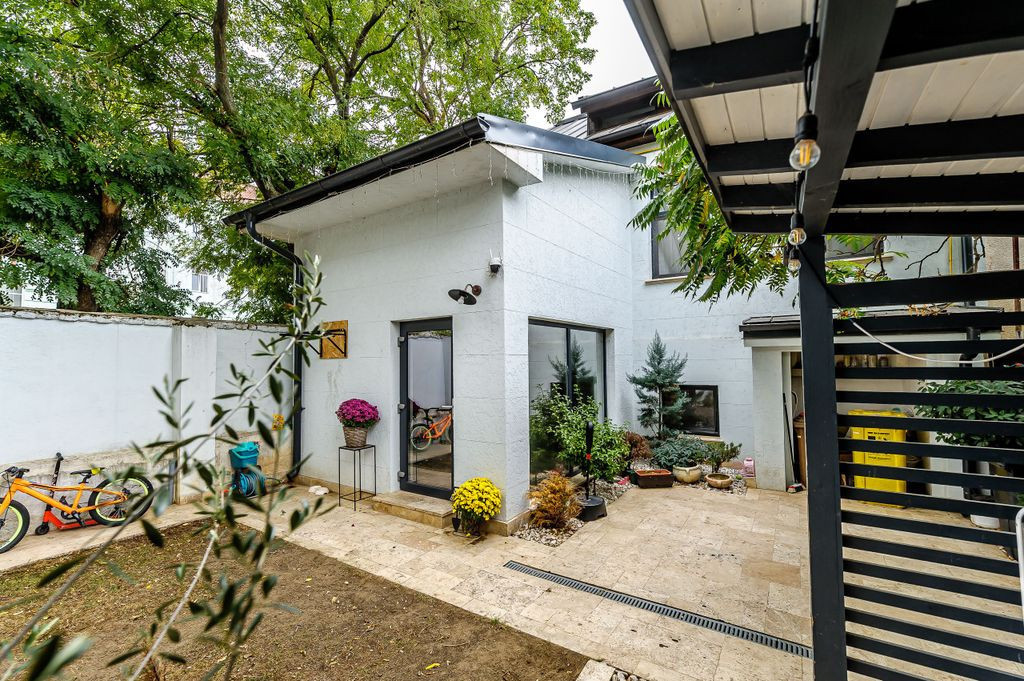 Apartament tip casa, cu gradina proprie, in zona centrala...