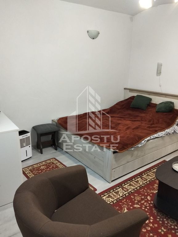 Garsoniera la curte comuna in zona Complexului, centrala ...