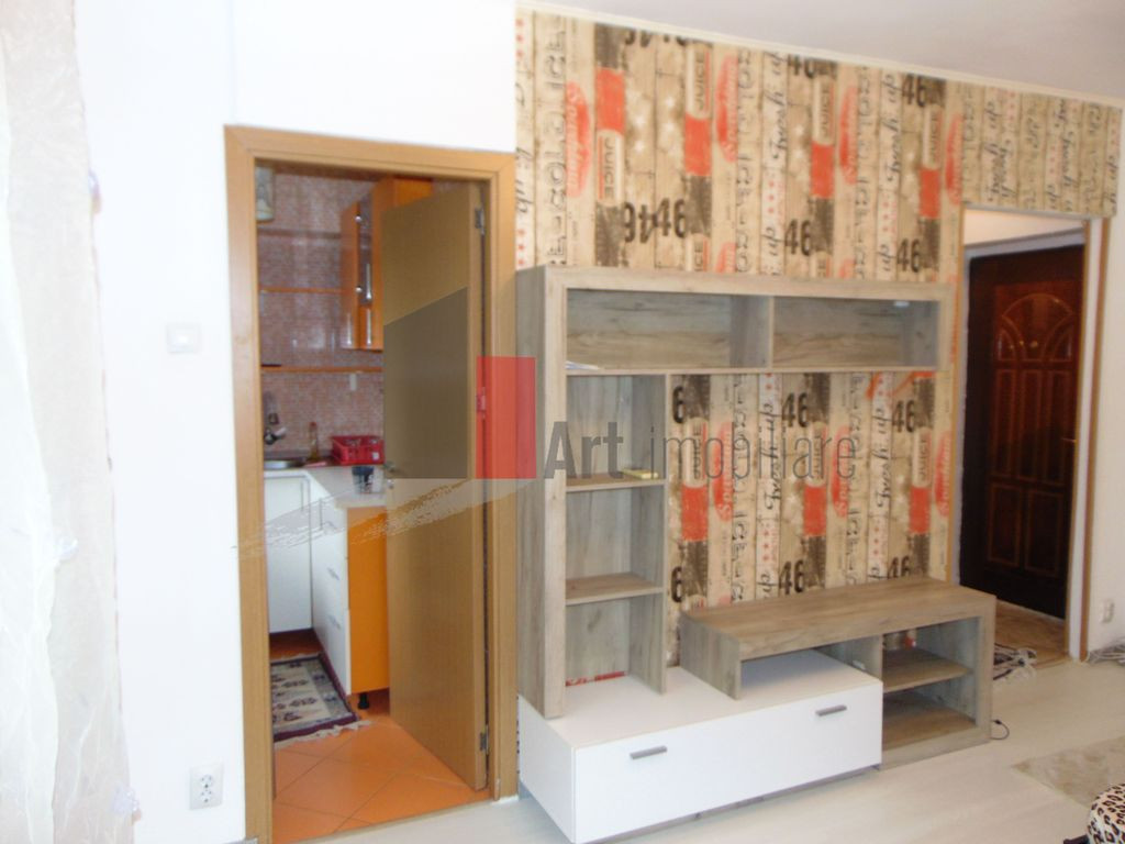 Garsoniera Titan metrou