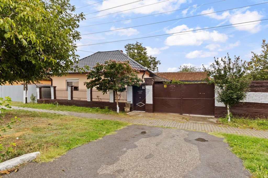 Casă complet renovata cu teren 648 mp de vanzare in Grad...