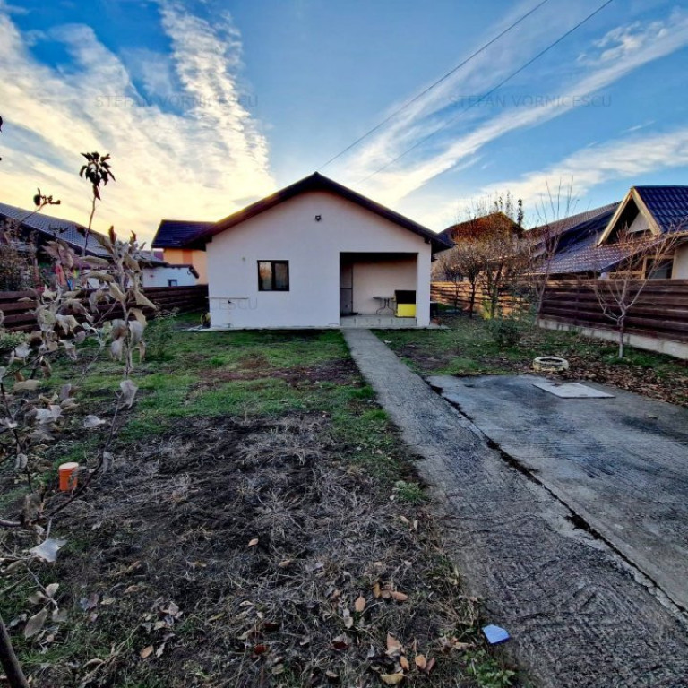 Casa 4 camere cu curte