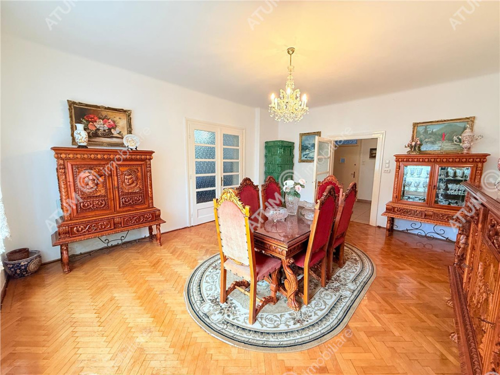 Apartament cu 4 camere la casa cu garaj terasa si curte zona