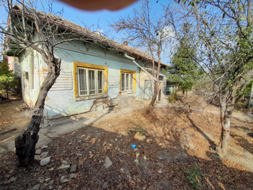 Teren 1160 mp + casa batraneasca, zona Cosoveni