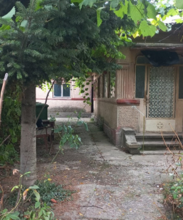 Imobil 5 camere si teren, racordat la utilitati, Stoenesti-