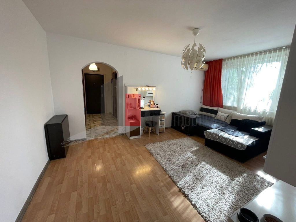 Apartament cu 3 camere în Zona 1Decembrie