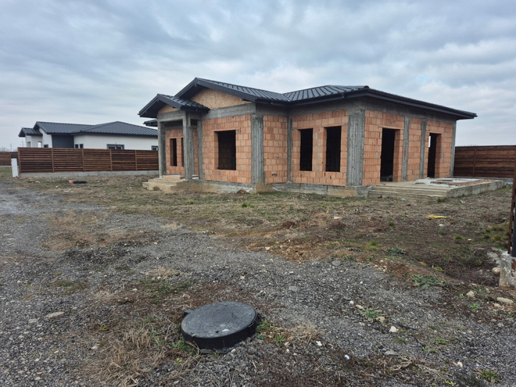 Vila Balotesti, padure, 'la rosu', bransata la utilitati