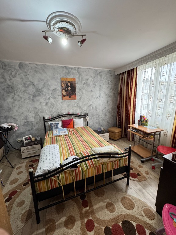 Vand apartament cu 2 camere decomandat