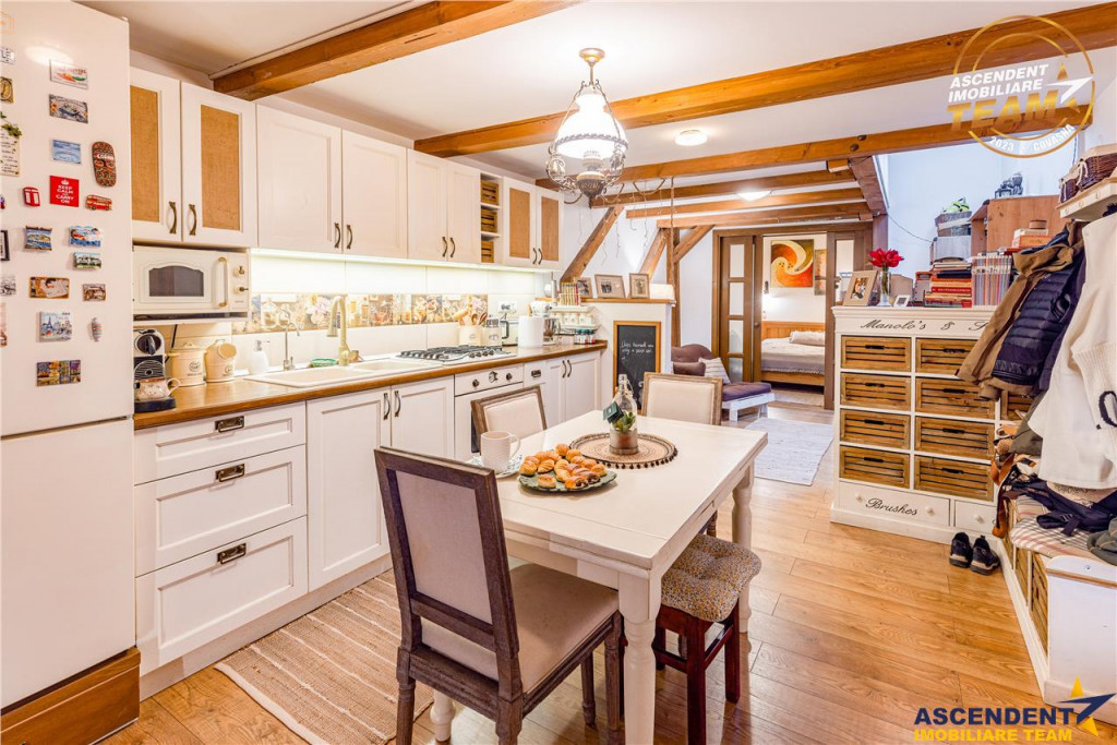 TUR LIVE! Apartament in vila, compozitie particulara, Ultrac