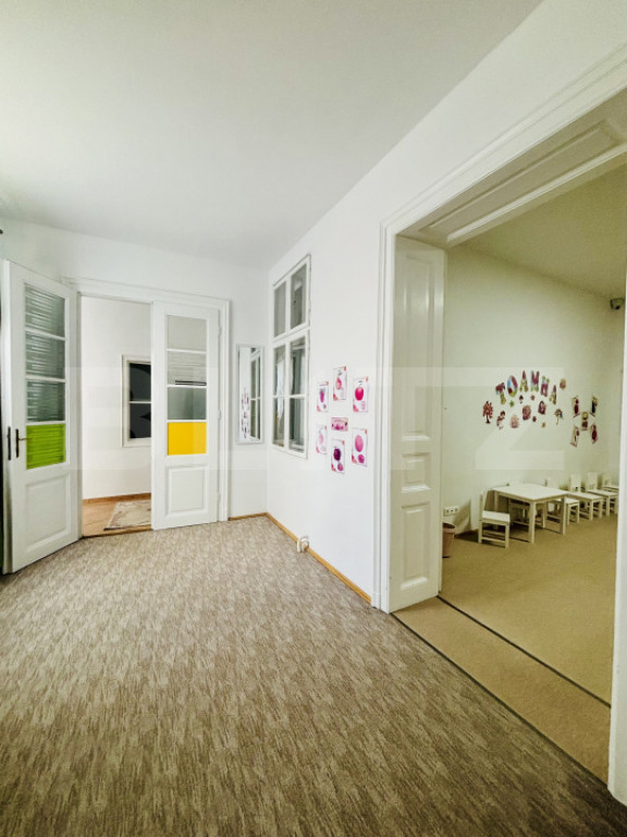 Casă spațioasă cu 10 camere, ideală pentru locuință sa