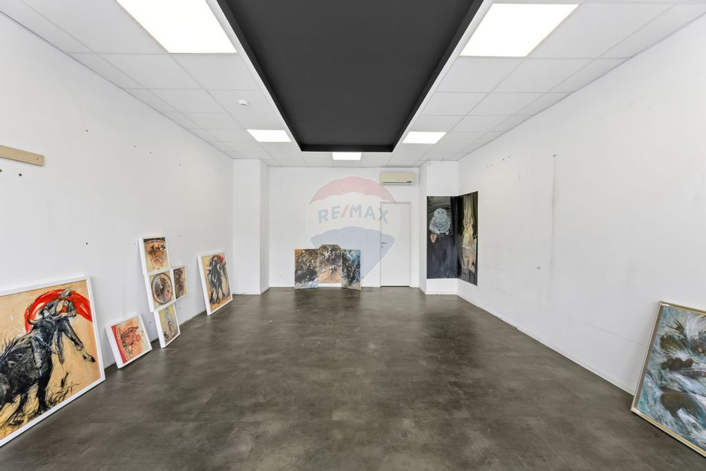 Spațiu comercial de 57mp de vânzare în Piața Avram Ia...