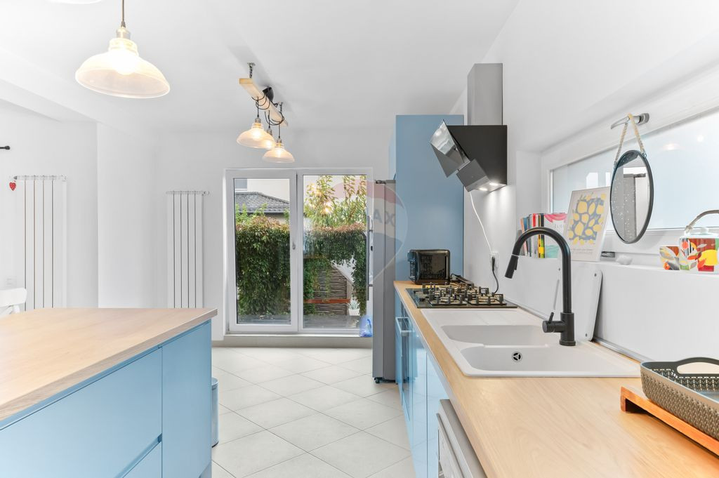 VANZARE Casă / Vilă moderna cu 4 camere si curte Dragom...