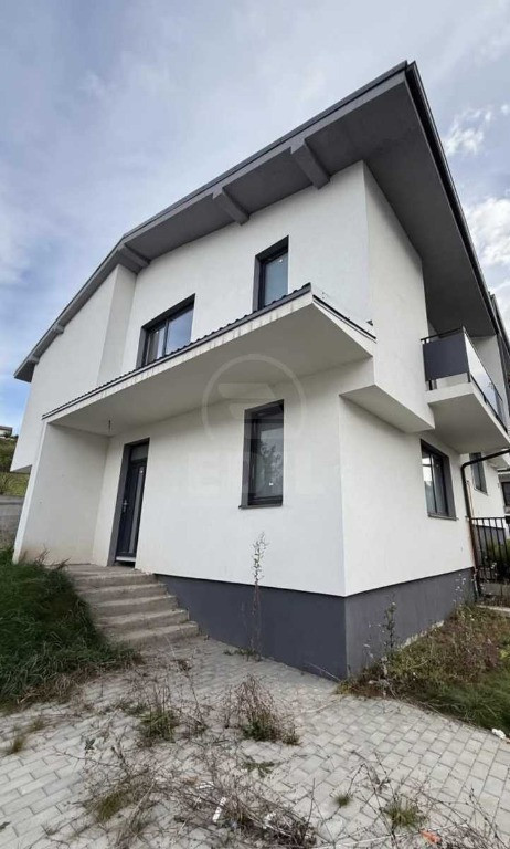 Casa 6 camere, 250 mp, zona Luncani