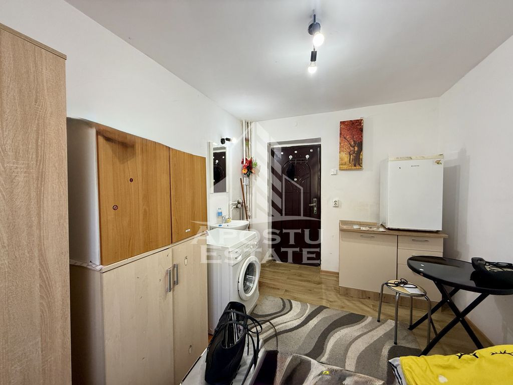 Garsoniera cu baie comuna, etaj 2, zona Take Ionescu