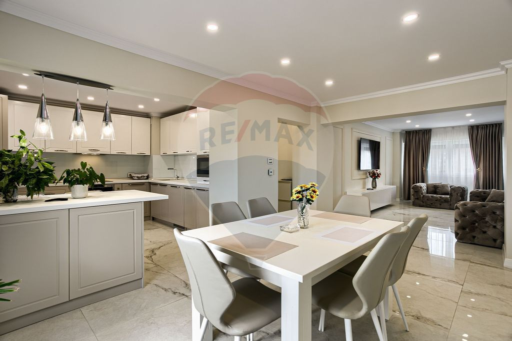 Apartament spectaculos de vanzare: 4 camere, 2 băi, zona...