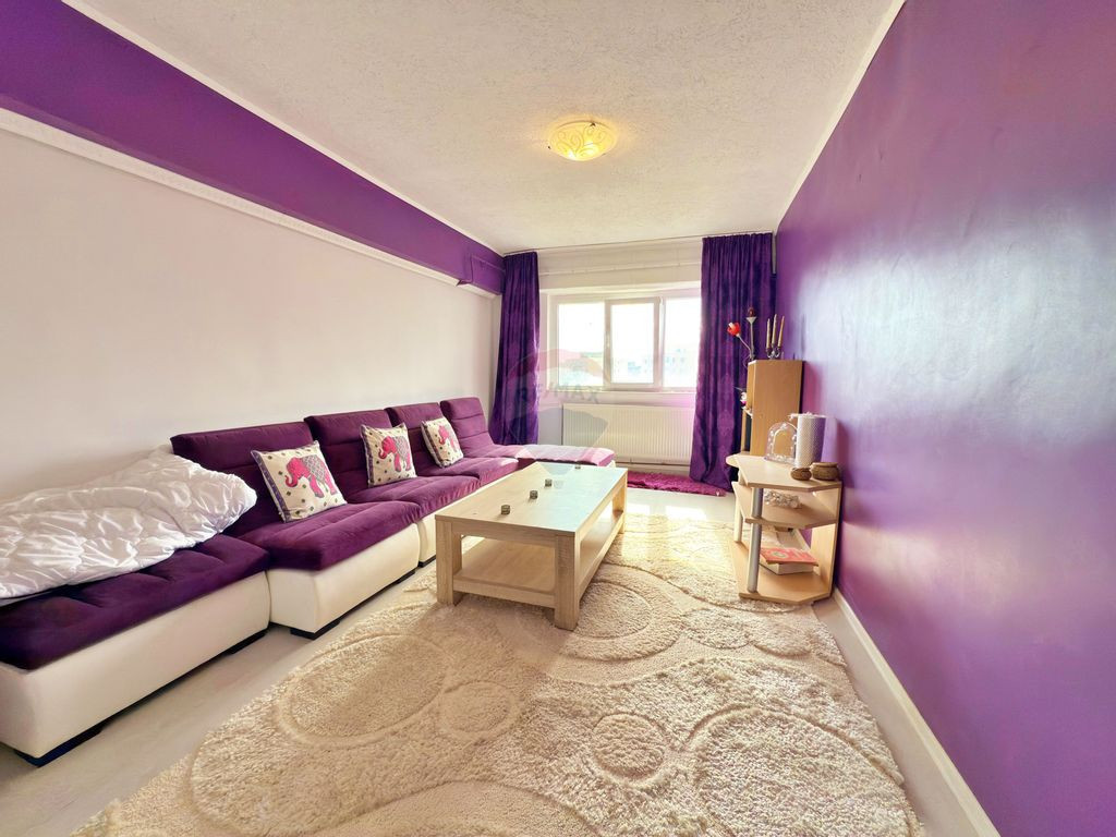 Apartament cu 4 camere de vânzare în zona Aurel Vlaicu