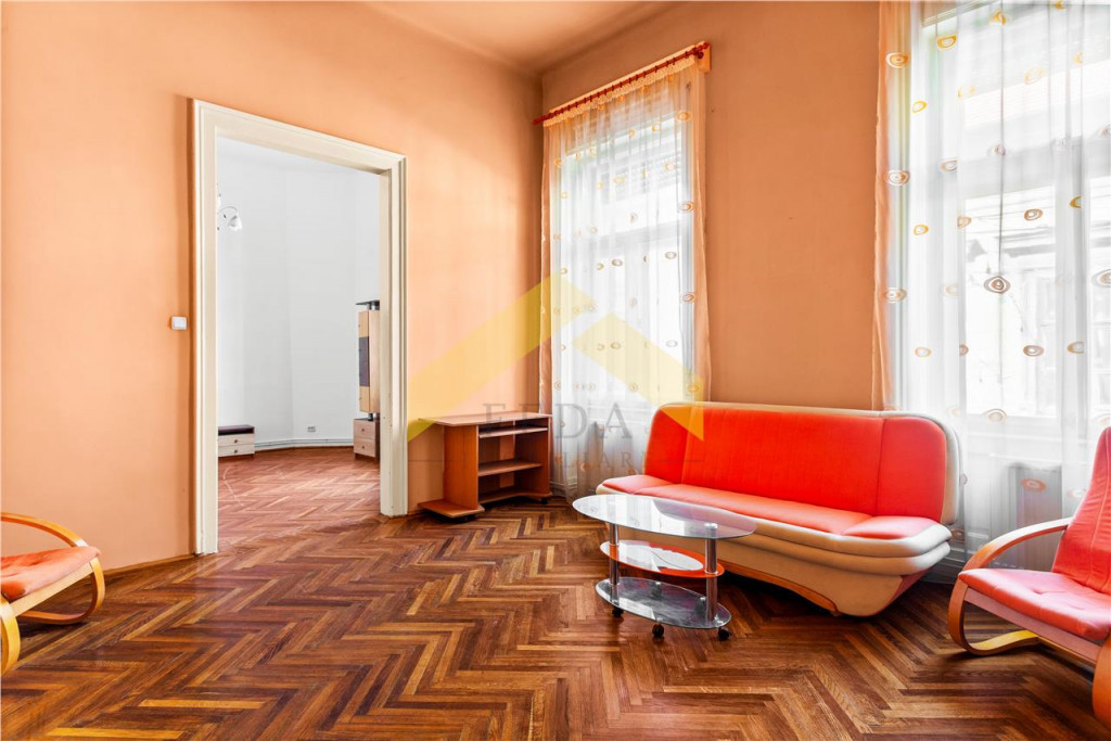 Apartament ultracentral cu 3 camere si centrala proprie