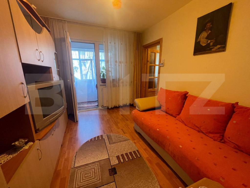 Apartament cu 3 camere, semidecomandat, spațios și luminos