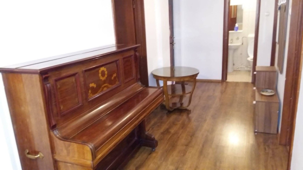 Inchiriez apartament 4 camere spațios, in Centrul Pitestiului