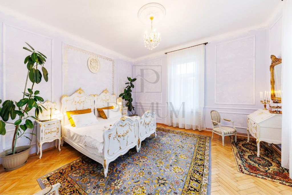 SINAIA - Vila Istorica - 3 Camere - Spatios - Inalt - RENOVA