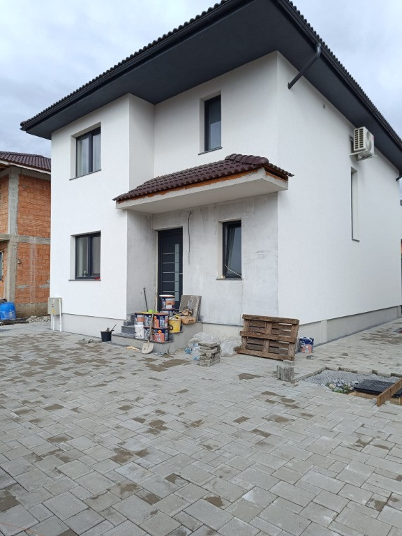 Casa zona Unirea finisata , mobilata