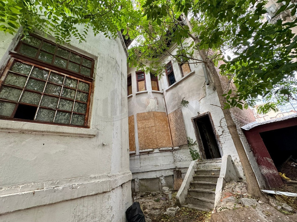 Vila cu teren I Calea Victoriei I De vanzare