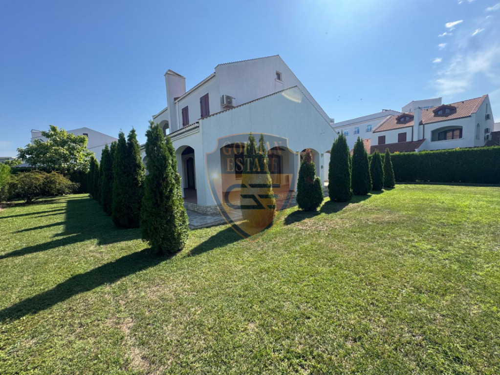 Vilă în Complex Securizat, Rezidențial Arena Regia Resort