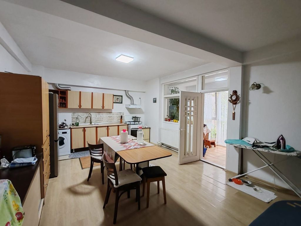 Casa 5 camere - langa metrou Brancoveanu - curte, central...