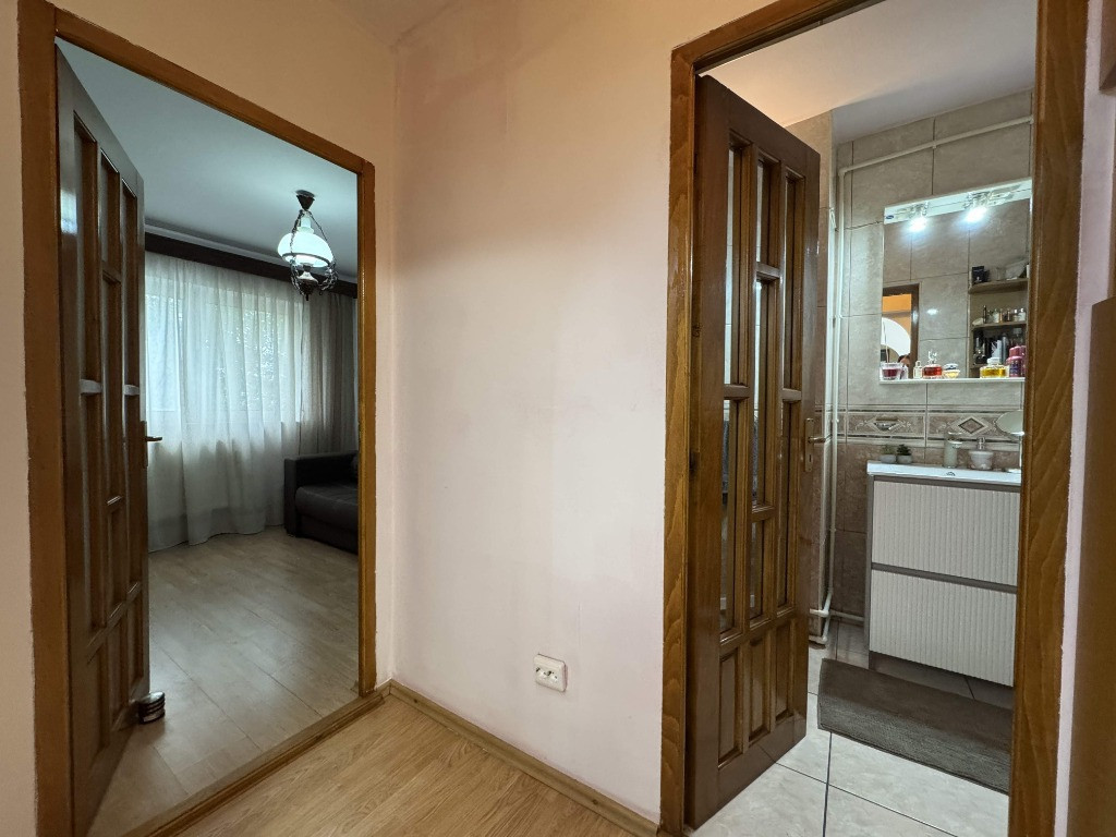 5 cam. etaj 1, 96 mp, decomandat, renovat, zona Zahana