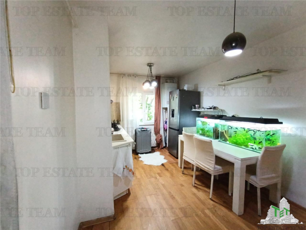 Apartament frumos cu 2 camere, intr-un bloc cu 4 niveluri, s